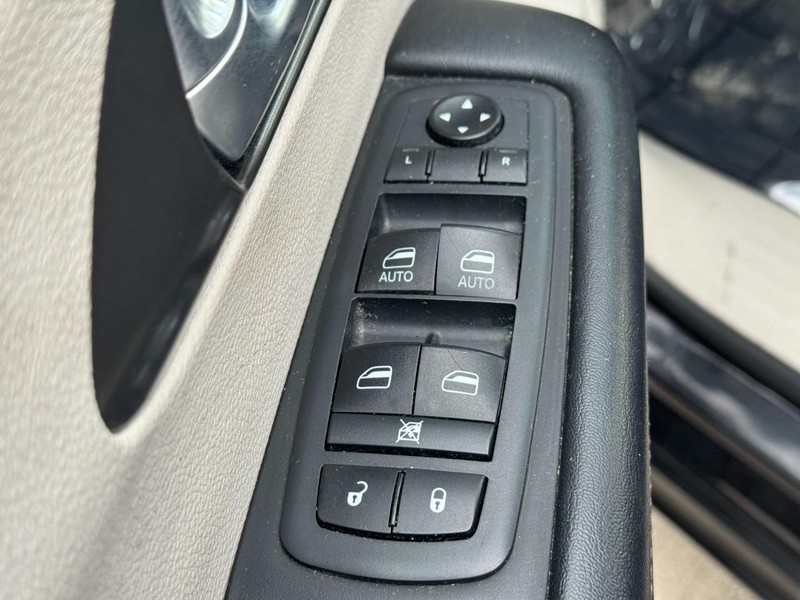 Chrysler Pacifica Vehicle Full-screen Gallery Image 15