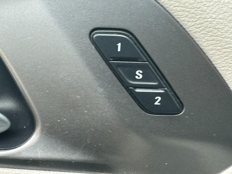 Chrysler Pacifica Vehicle Full-screen Gallery Image 16