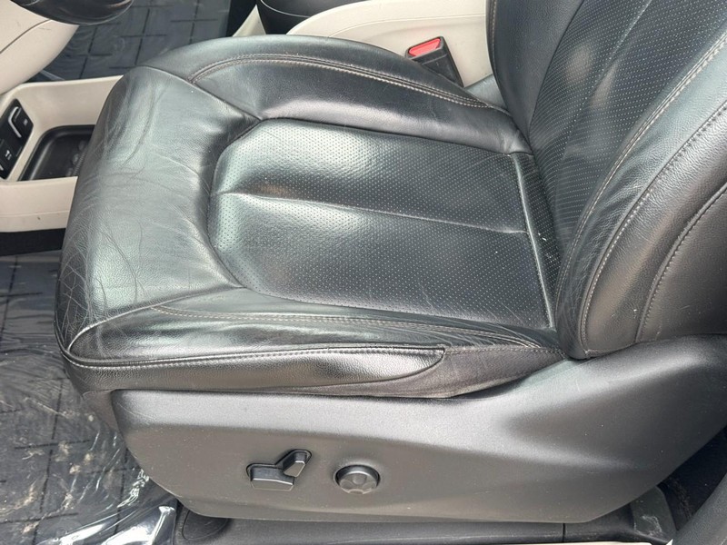 Chrysler Pacifica Vehicle Full-screen Gallery Image 17