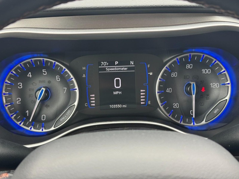 Chrysler Pacifica Vehicle Full-screen Gallery Image 20