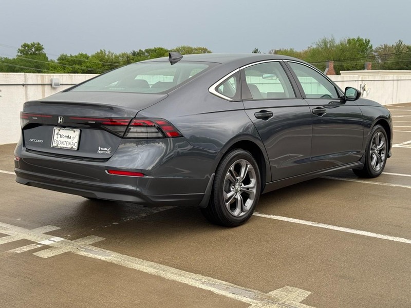 Honda Accord Sedan Vehicle Full-screen Gallery Image 03