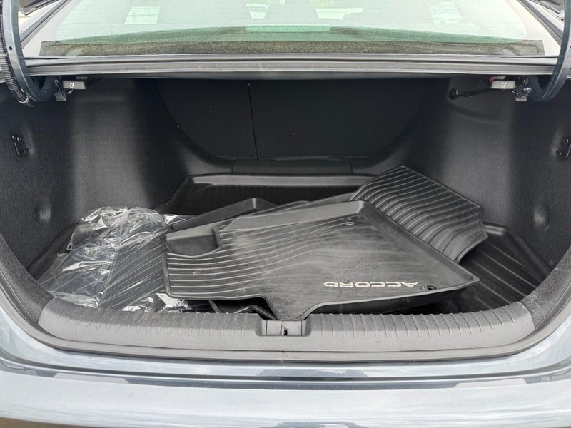 Honda Accord Sedan Vehicle Full-screen Gallery Image 04
