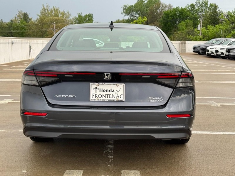 Honda Accord Sedan Vehicle Full-screen Gallery Image 05