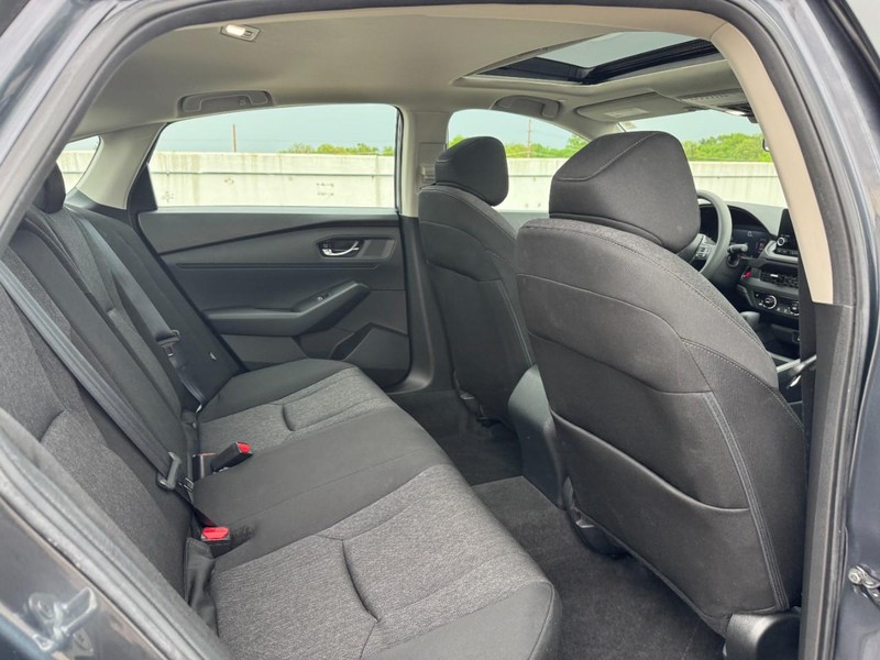 Honda Accord Sedan Vehicle Full-screen Gallery Image 10