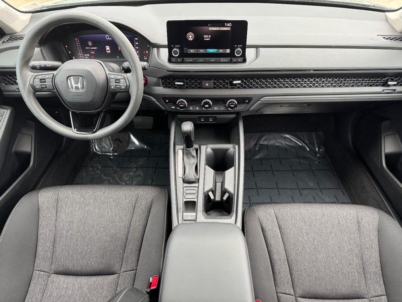 Honda Accord Sedan Vehicle Full-screen Gallery Image 11