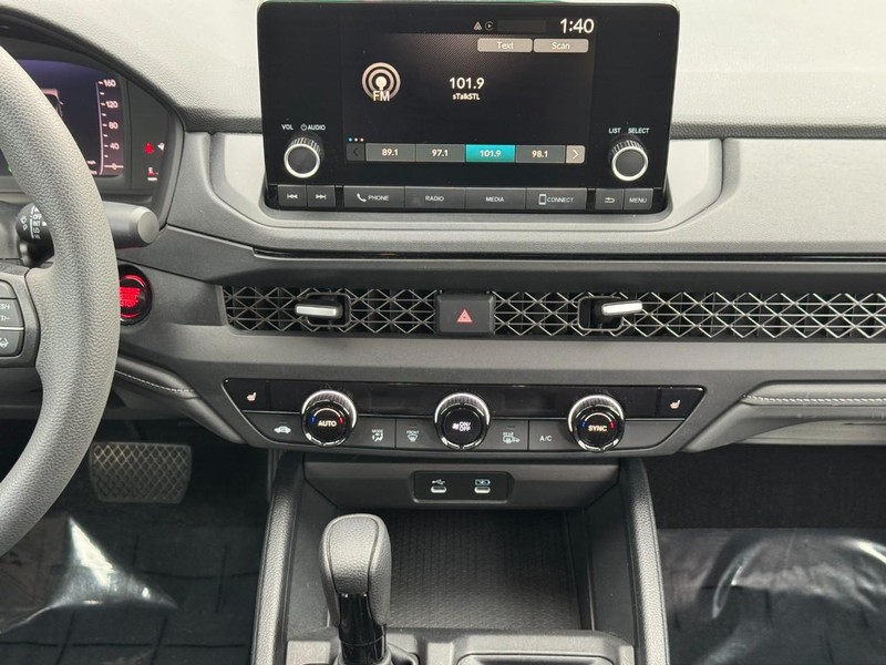 Honda Accord Sedan Vehicle Full-screen Gallery Image 13