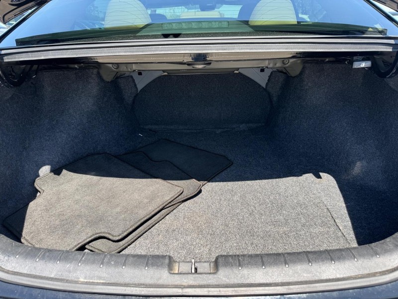 Honda Accord Sedan Vehicle Full-screen Gallery Image 04