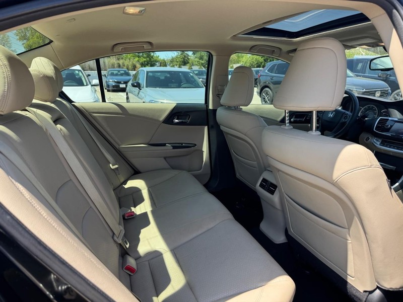 Honda Accord Sedan Vehicle Full-screen Gallery Image 10