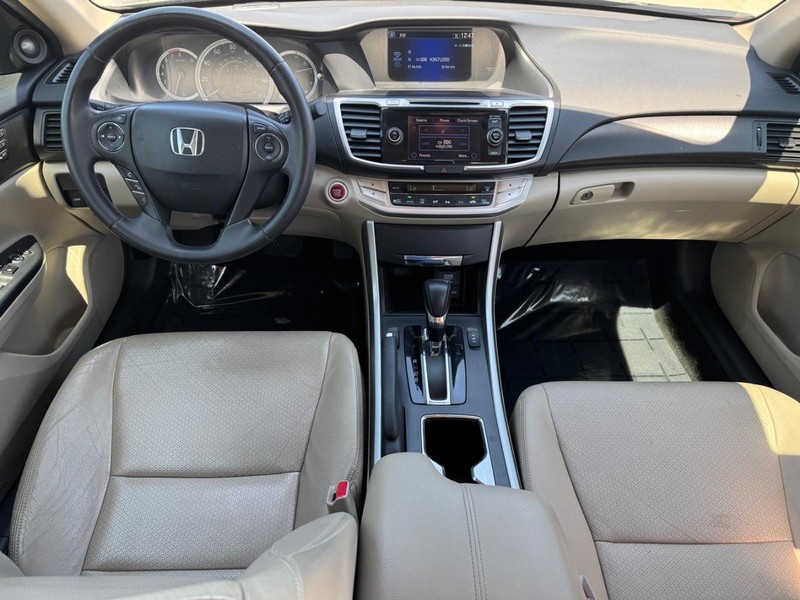 Honda Accord Sedan Vehicle Full-screen Gallery Image 11