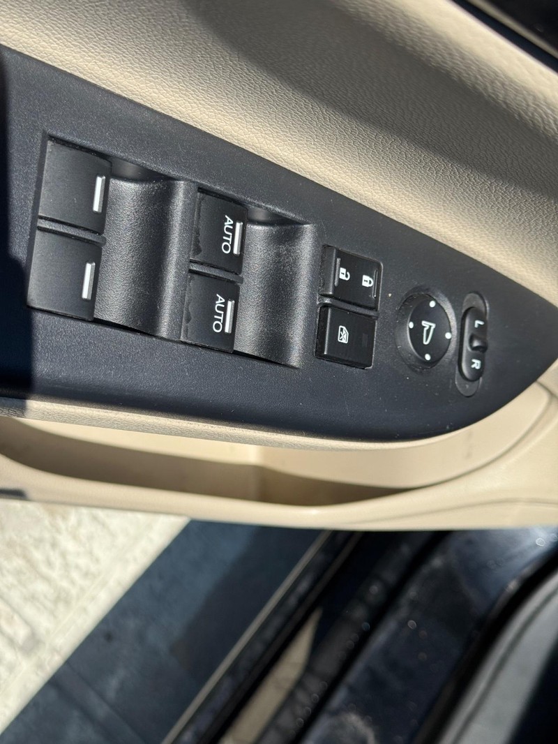 Honda Accord Sedan Vehicle Full-screen Gallery Image 14