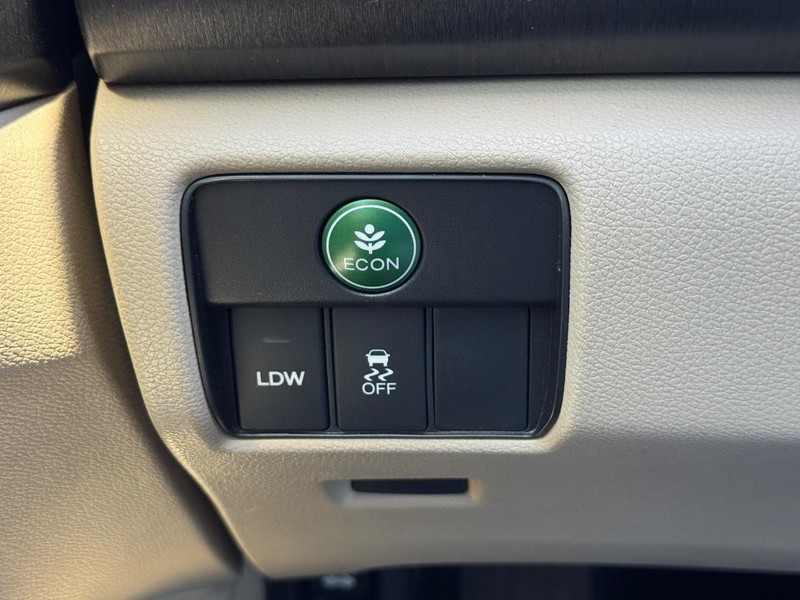 Honda Accord Sedan Vehicle Full-screen Gallery Image 17