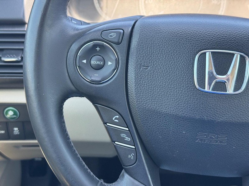 Honda Accord Sedan Vehicle Full-screen Gallery Image 18