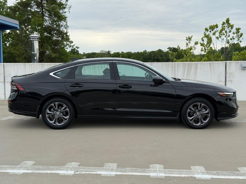 Honda Accord Sedan Vehicle Full-screen Gallery Image 02
