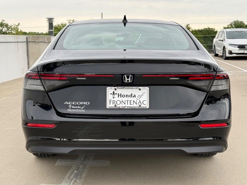 Honda Accord Sedan Vehicle Full-screen Gallery Image 04