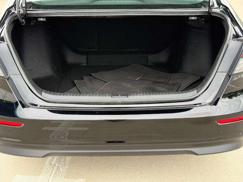 Honda Accord Sedan Vehicle Full-screen Gallery Image 06