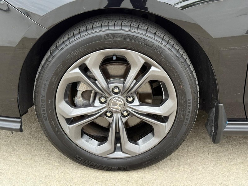 Honda Accord Sedan Vehicle Full-screen Gallery Image 07