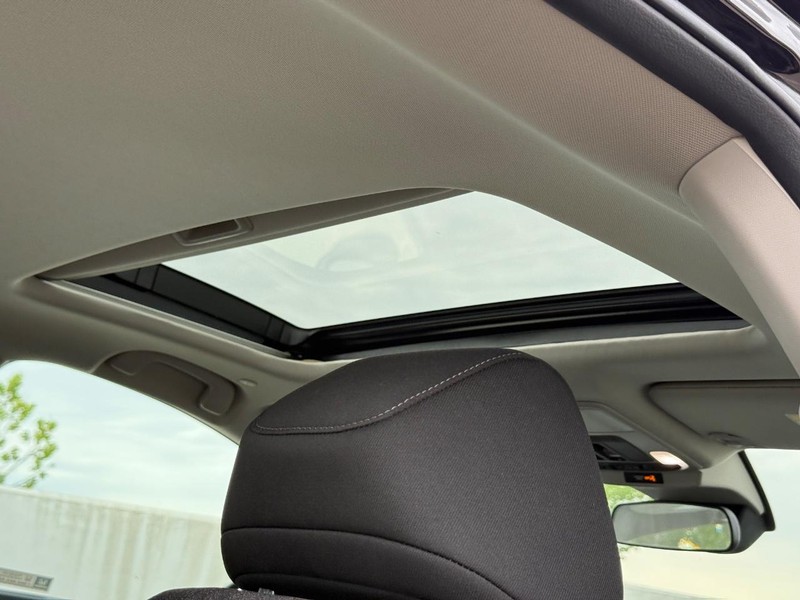 Honda Accord Sedan Vehicle Full-screen Gallery Image 11