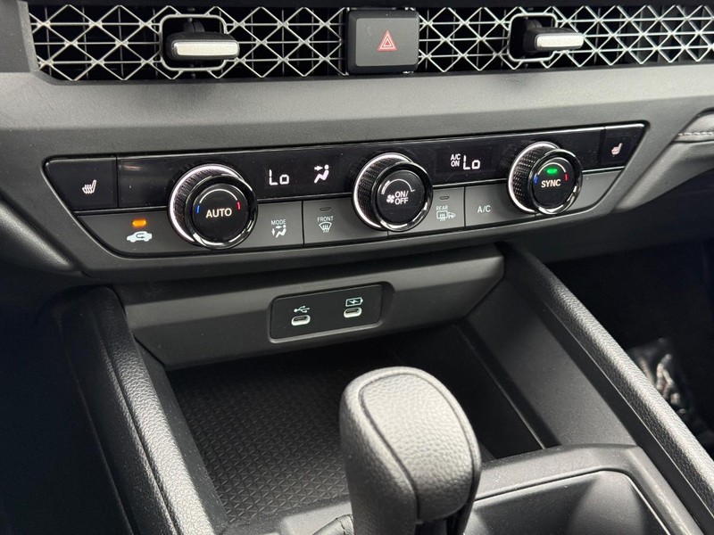 Honda Accord Sedan Vehicle Full-screen Gallery Image 19