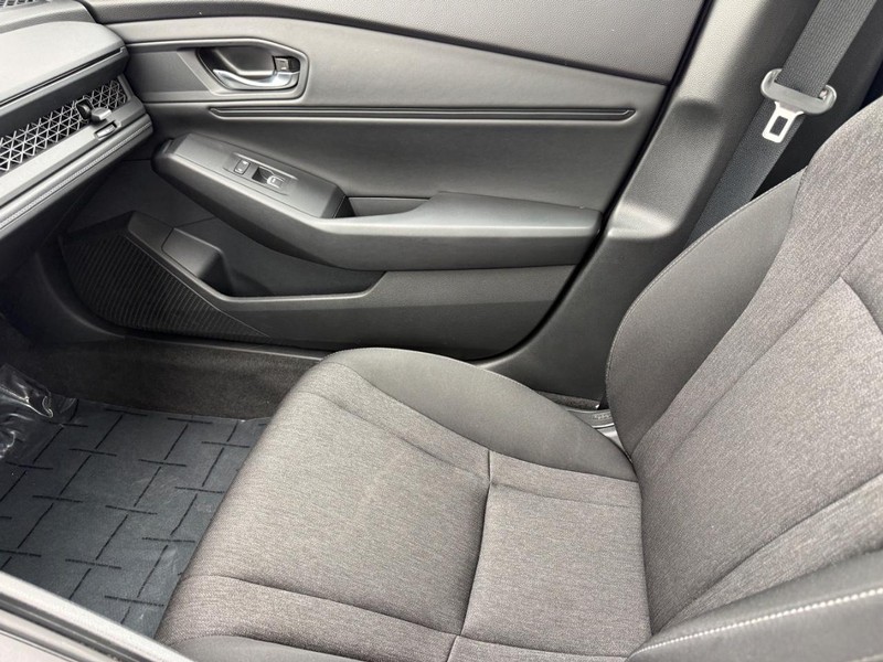 Honda Accord Sedan Vehicle Full-screen Gallery Image 22