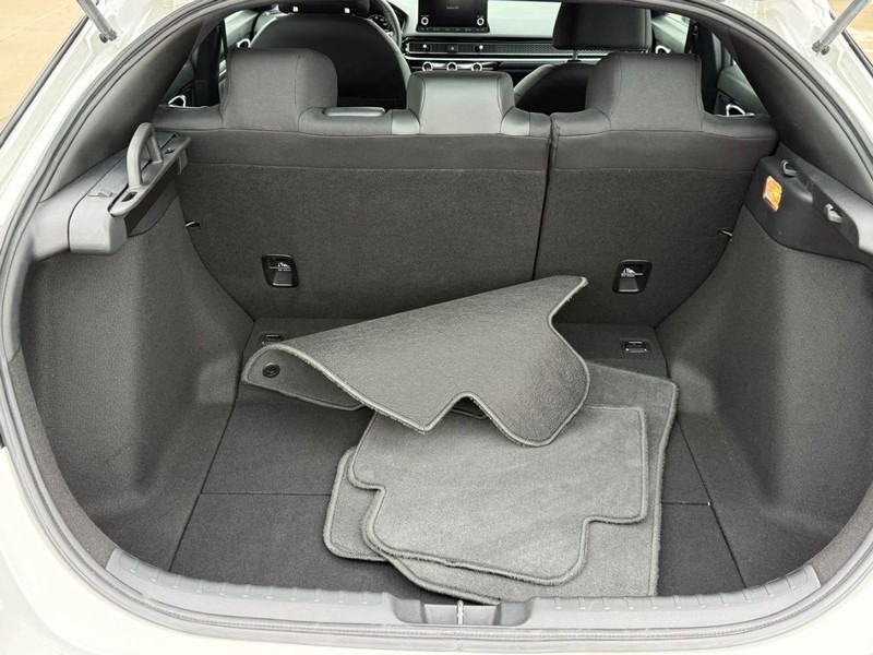 Honda Civic Hatchback Vehicle Full-screen Gallery Image 04