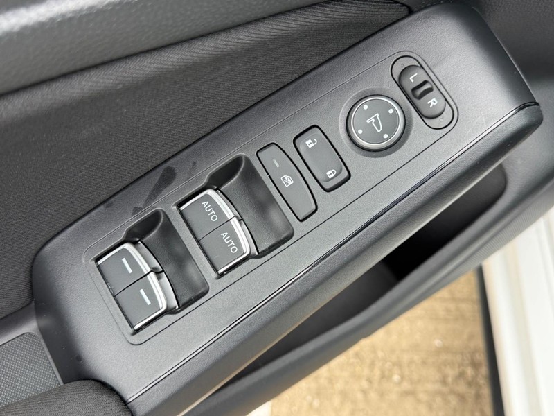 Honda Civic Hatchback Vehicle Full-screen Gallery Image 16