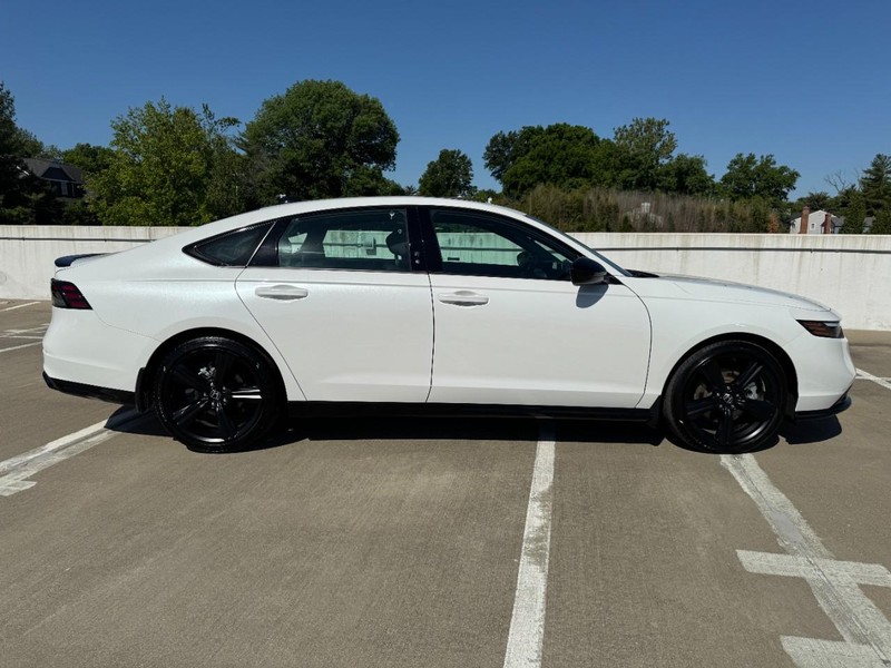 Honda Accord Hybrid Vehicle Full-screen Gallery Image 02