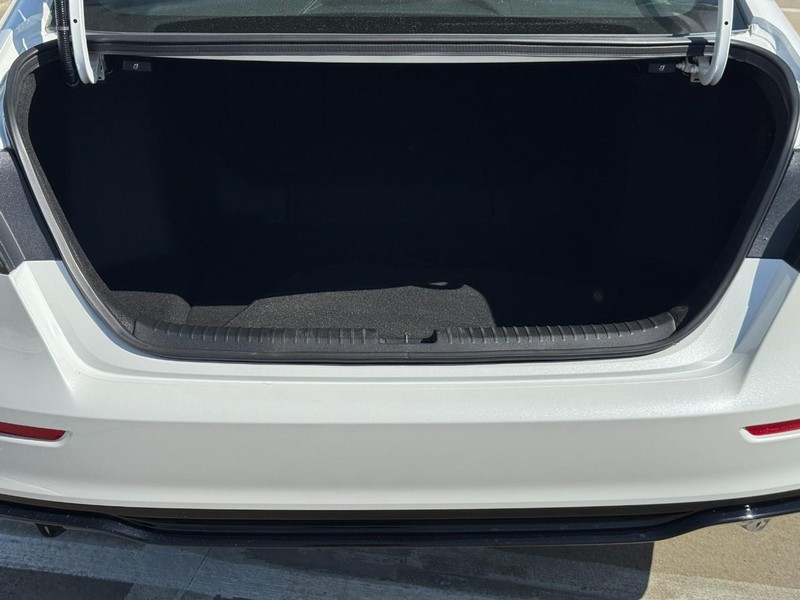 Honda Accord Hybrid Vehicle Full-screen Gallery Image 04