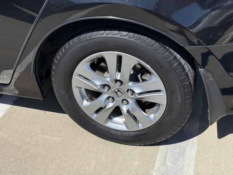 Honda Accord Sedan Vehicle Full-screen Gallery Image 08