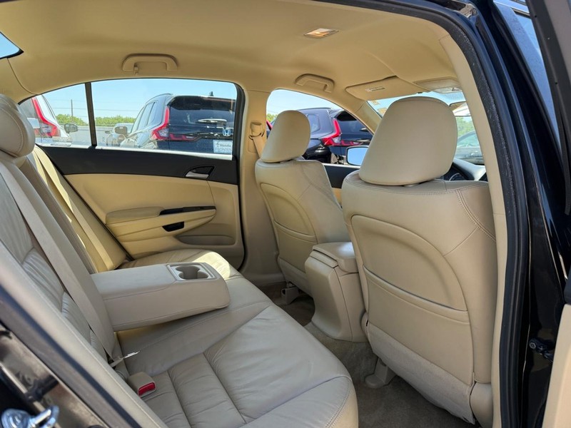 Honda Accord Sedan Vehicle Full-screen Gallery Image 11
