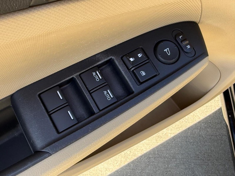 Honda Accord Sedan Vehicle Full-screen Gallery Image 16