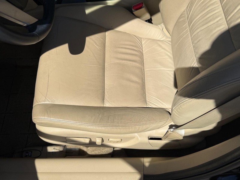 Honda Accord Sedan Vehicle Full-screen Gallery Image 17