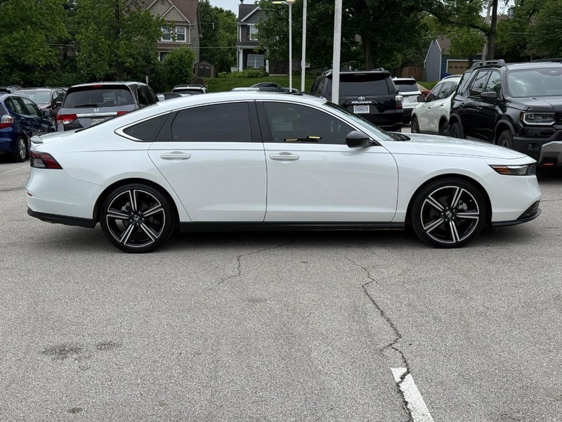 Honda Accord Hybrid Vehicle Full-screen Gallery Image 02