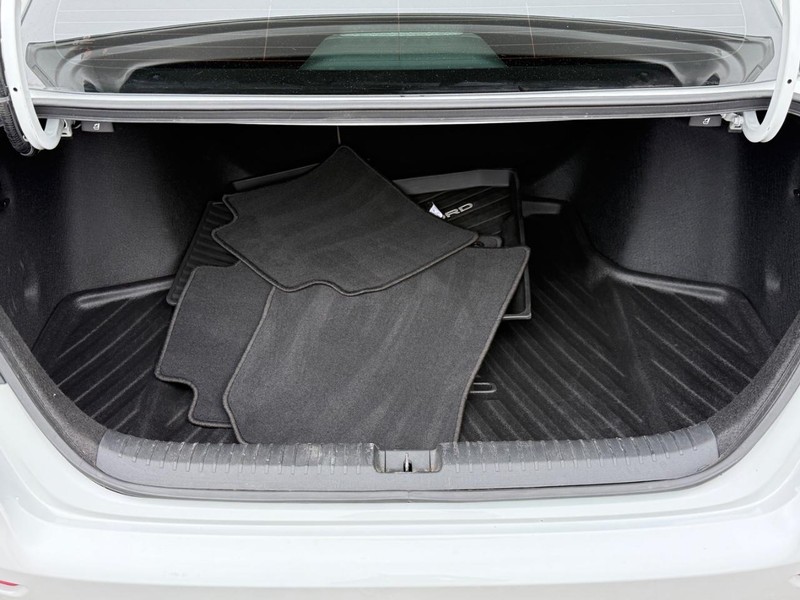 Honda Accord Hybrid Vehicle Full-screen Gallery Image 04