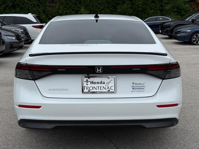 Honda Accord Hybrid Vehicle Full-screen Gallery Image 05