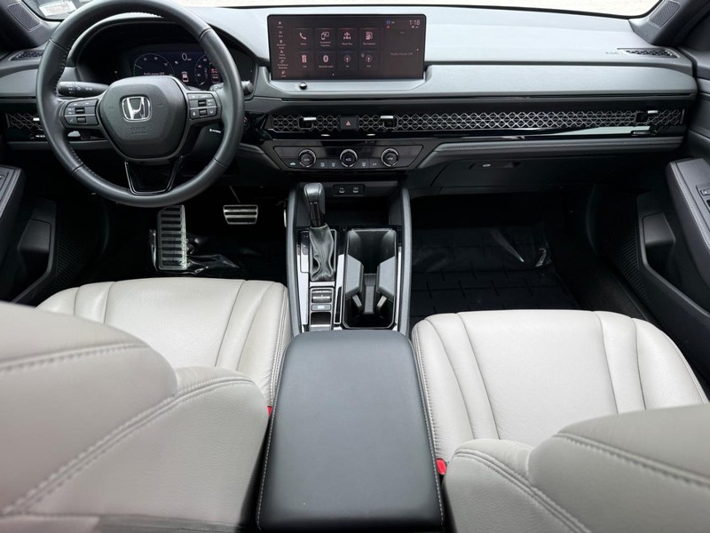 Honda Accord Hybrid Vehicle Full-screen Gallery Image 12
