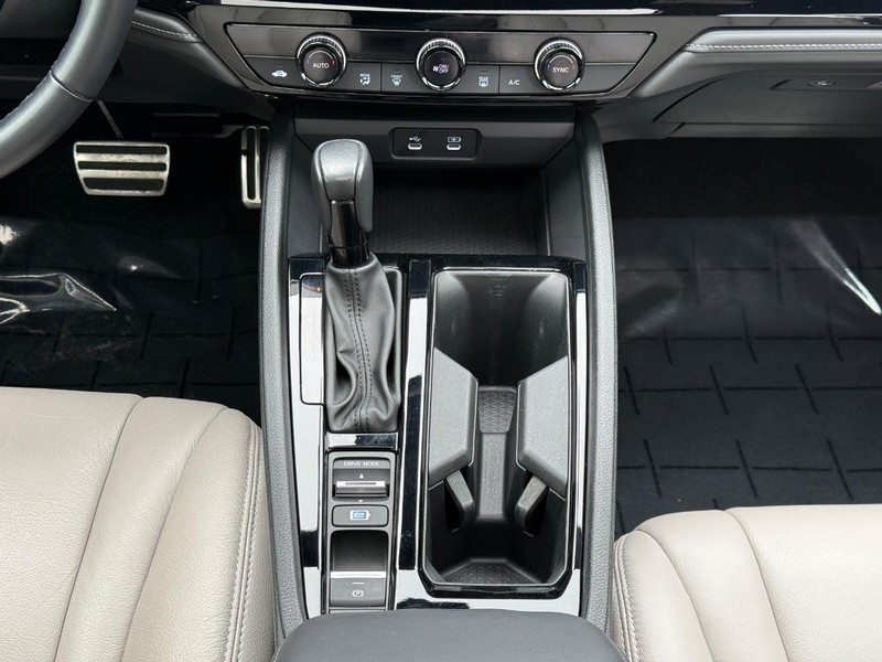 Honda Accord Hybrid Vehicle Full-screen Gallery Image 15