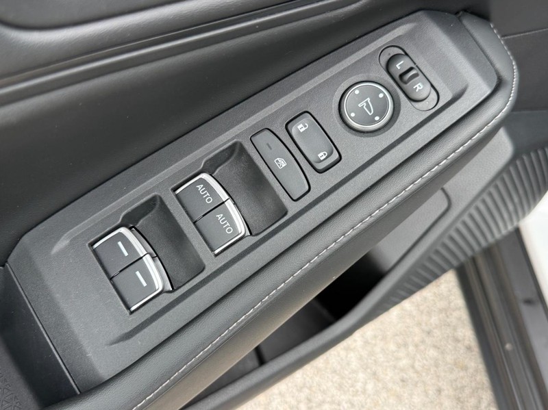 Honda Accord Hybrid Vehicle Full-screen Gallery Image 16
