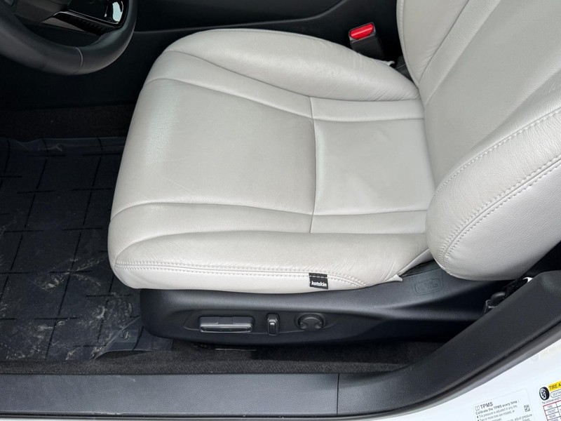 Honda Accord Hybrid Vehicle Full-screen Gallery Image 17