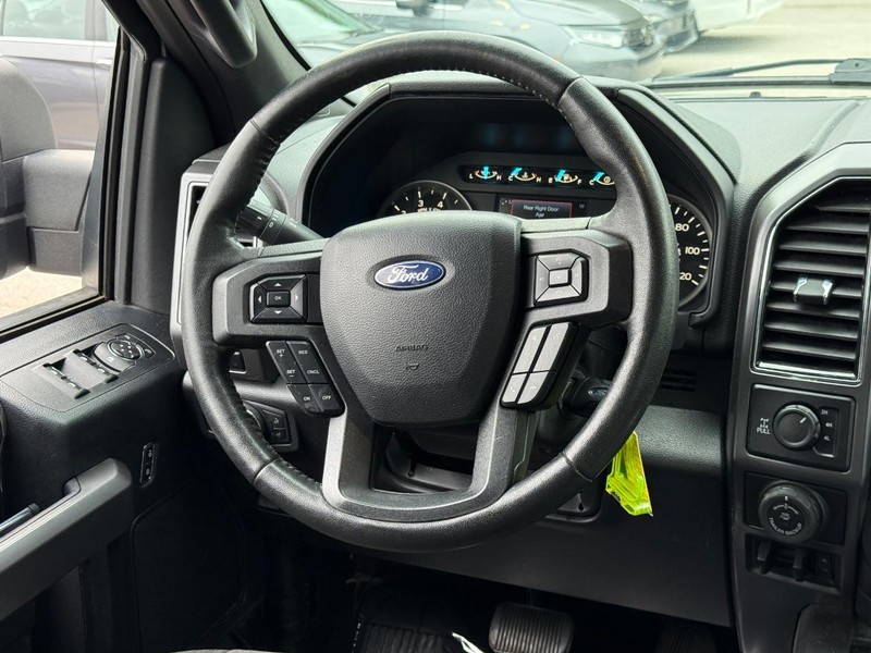 Ford F-150 Vehicle Full-screen Gallery Image 13