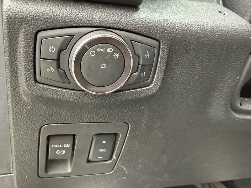 Ford F-150 Vehicle Full-screen Gallery Image 18