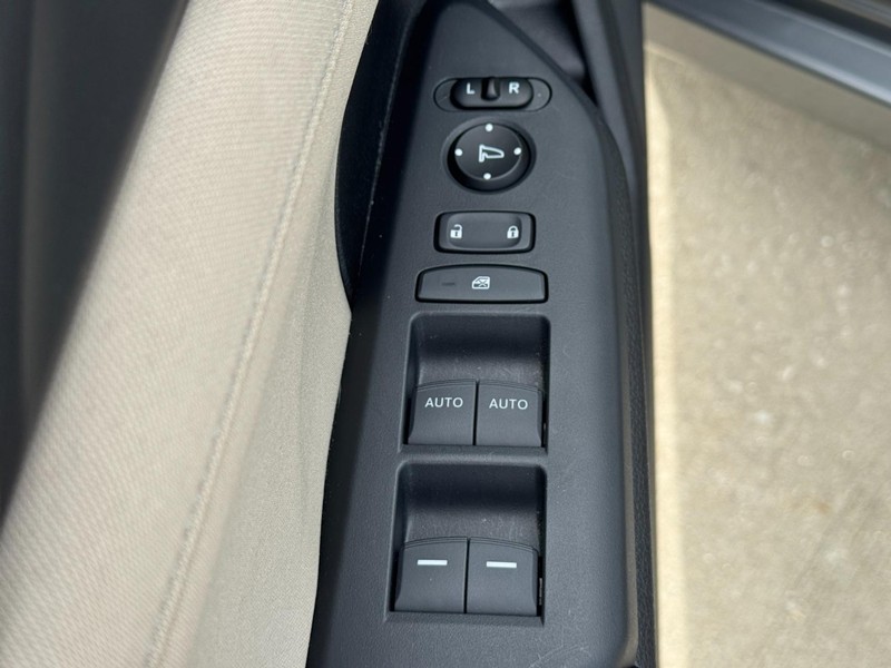Honda Civic Hatchback Vehicle Full-screen Gallery Image 15