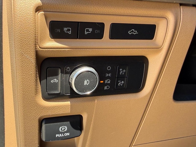 Ford F-150 Vehicle Full-screen Gallery Image 18