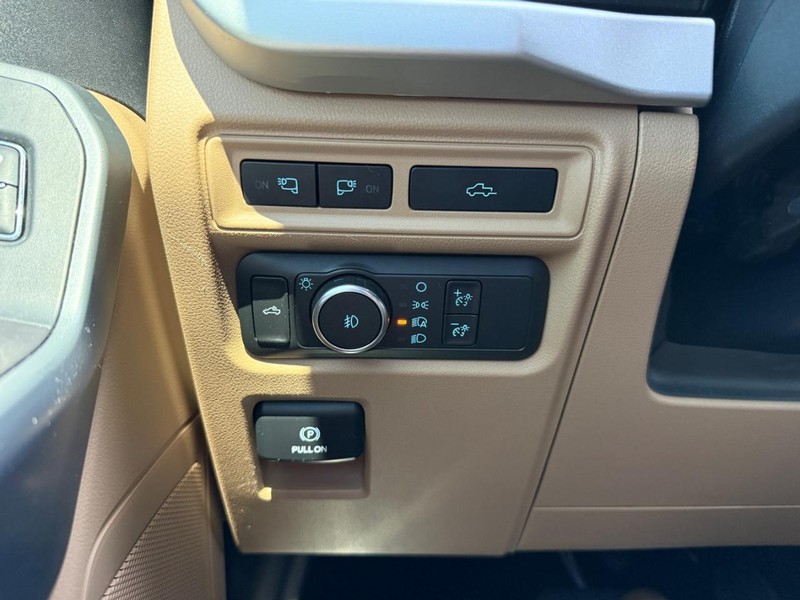 Ford F-150 Vehicle Full-screen Gallery Image 19