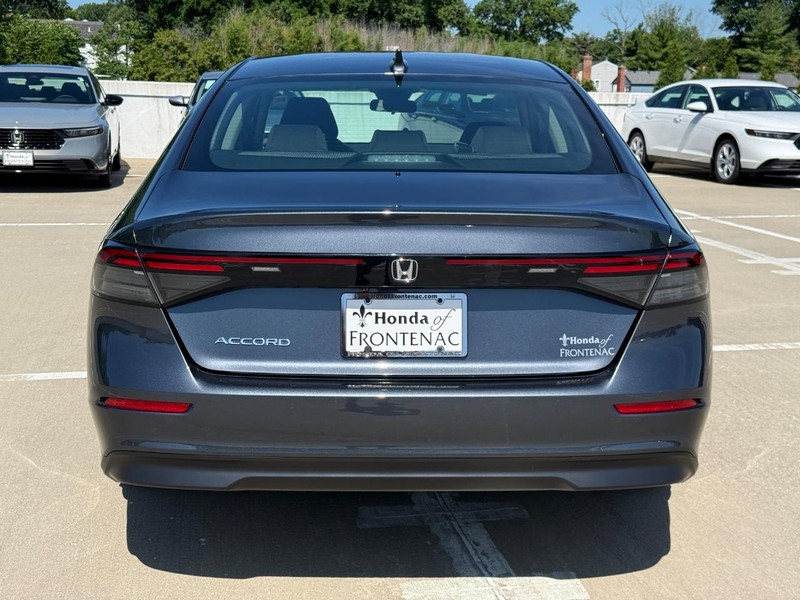 Honda Accord Sedan Vehicle Full-screen Gallery Image 05