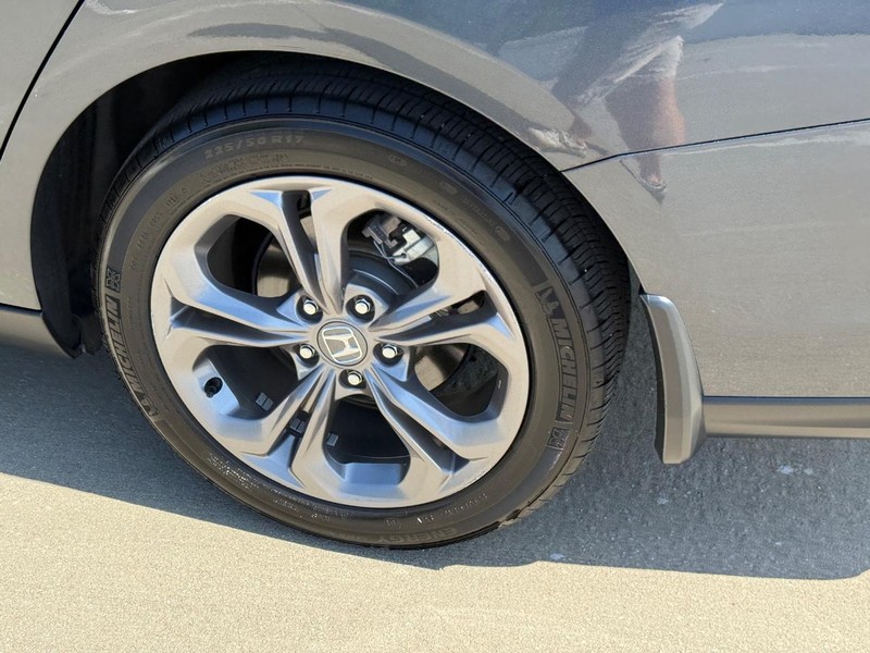 Honda Accord Sedan Vehicle Full-screen Gallery Image 07