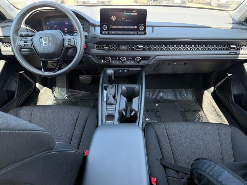 Honda Accord Sedan Vehicle Full-screen Gallery Image 11