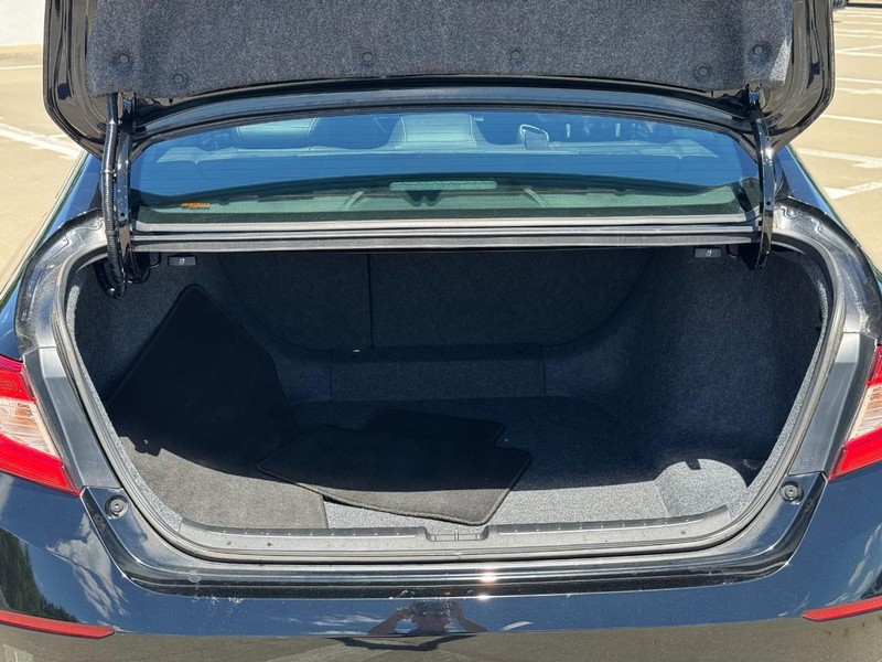 Honda Accord Sedan Vehicle Full-screen Gallery Image 05