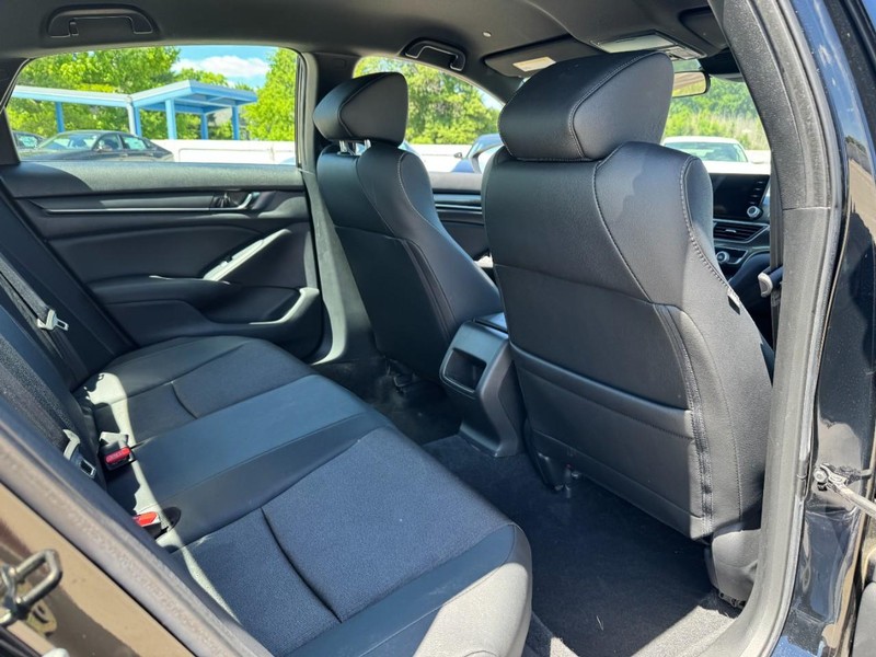 Honda Accord Sedan Vehicle Full-screen Gallery Image 11