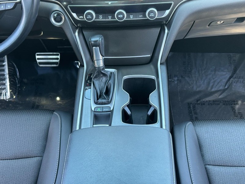Honda Accord Sedan Vehicle Full-screen Gallery Image 15