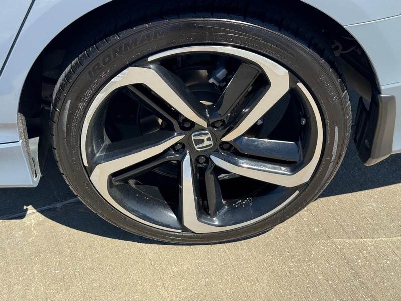 Honda Accord Sedan Vehicle Full-screen Gallery Image 08